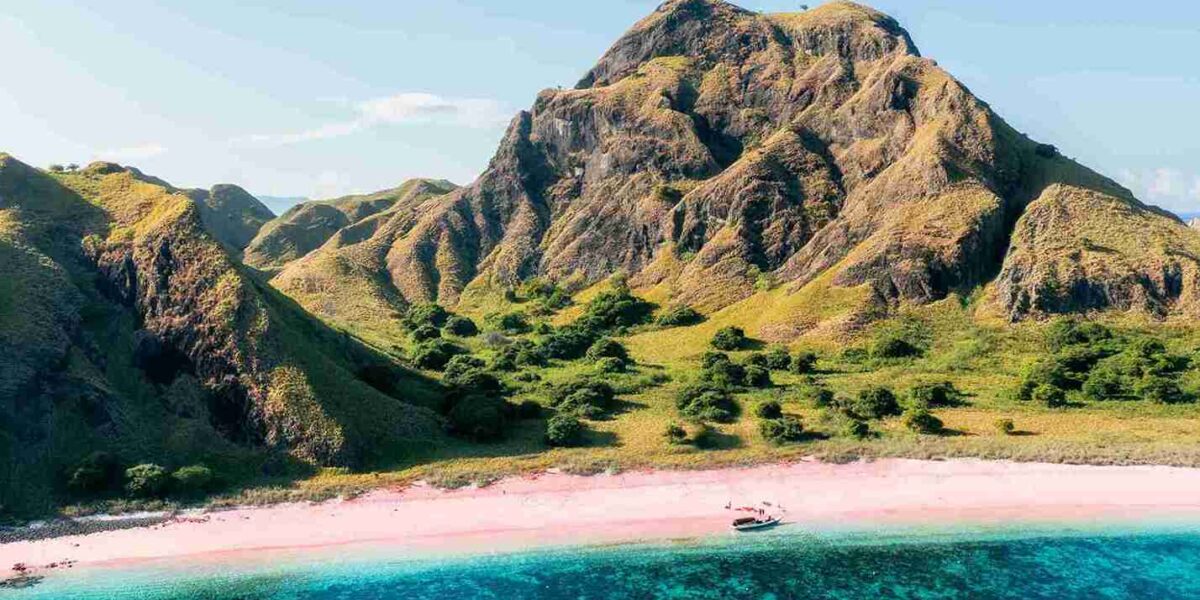 Drohnenaufnahme von Pink Beach, Komodo Nationalpark