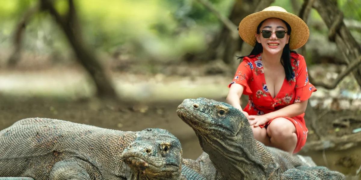 Ein Tourist im Komodo Nationalpark