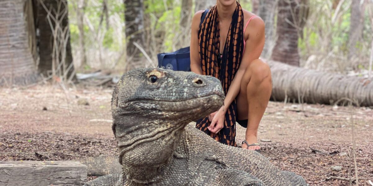 Ein Tourist mit dem legendären Komodowaran