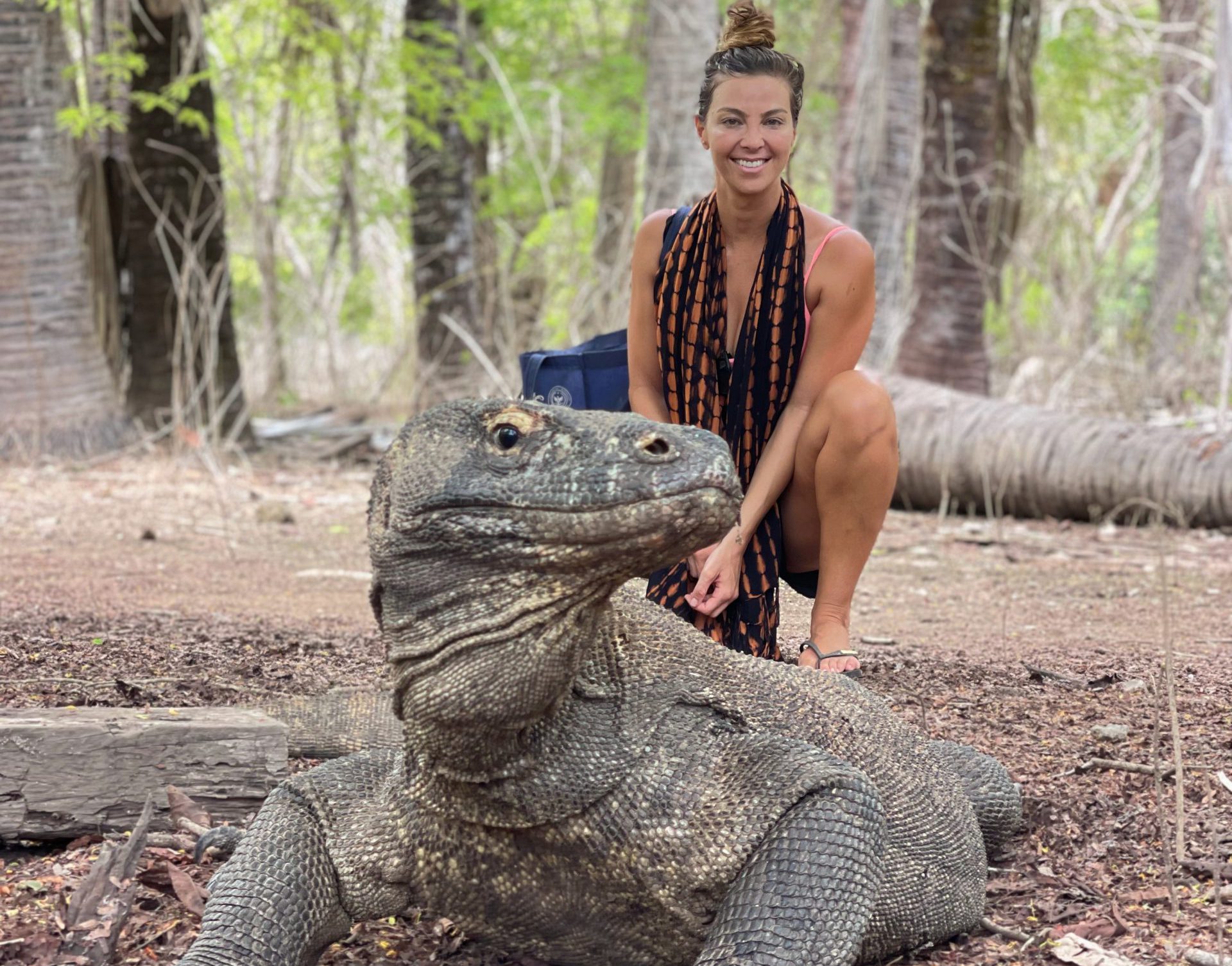 Ein Tourist mit dem legendären Komodowaran