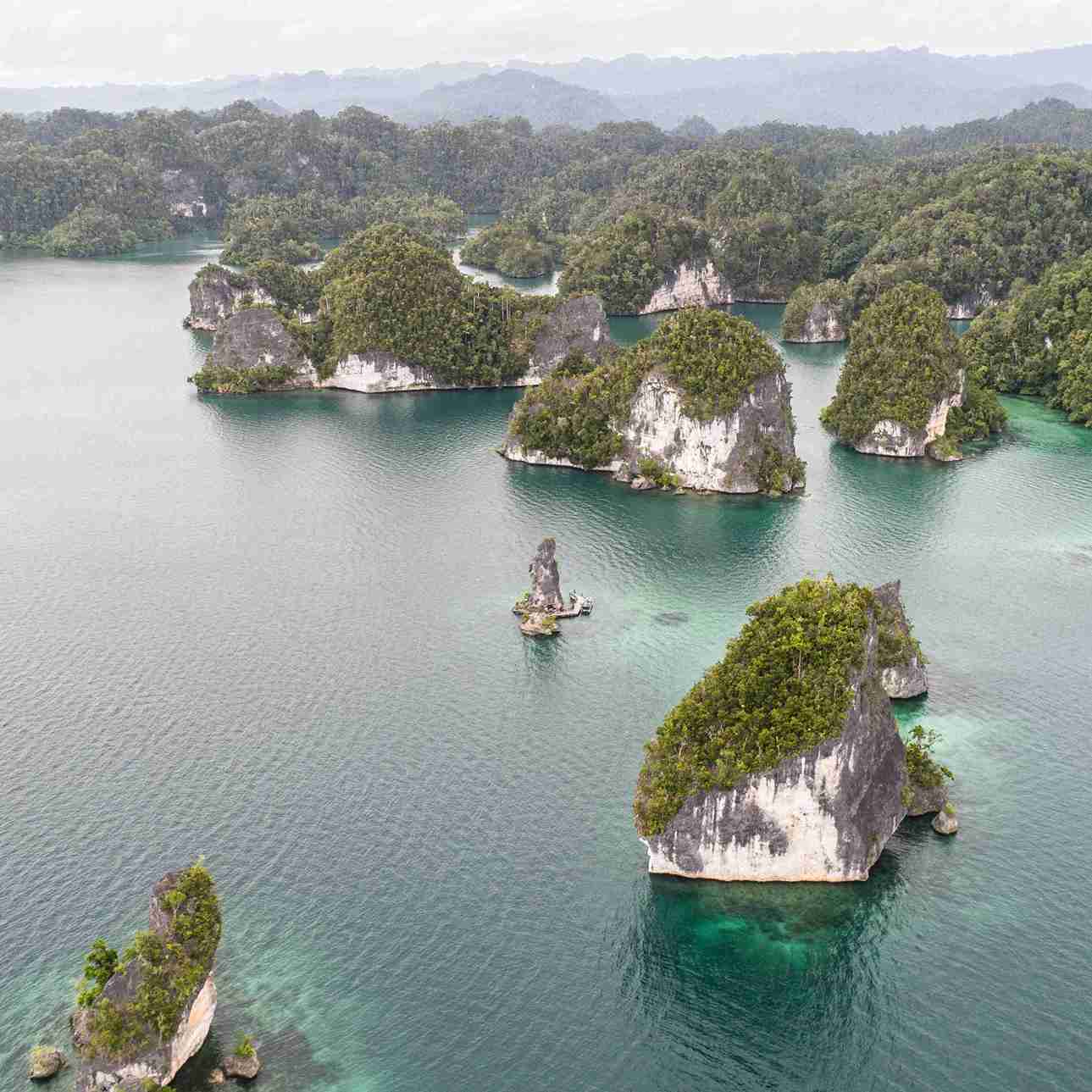Pohled z ptačí perspektivy na Batu Pensil, Raja Ampat