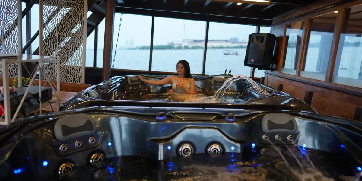 Partybot – Komodo Luxury