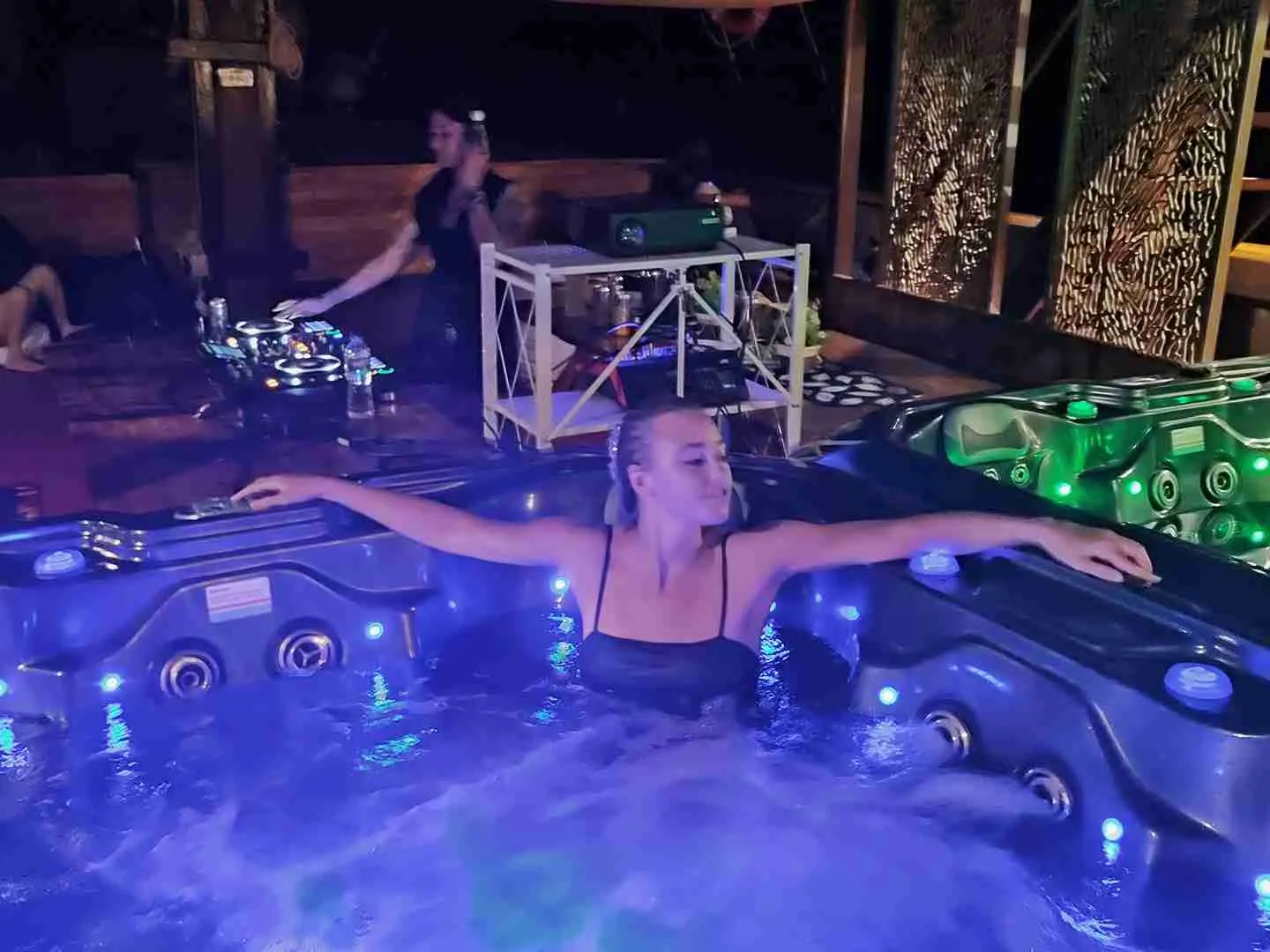 Večerní plavba s vířivkou – Komodo Luxury