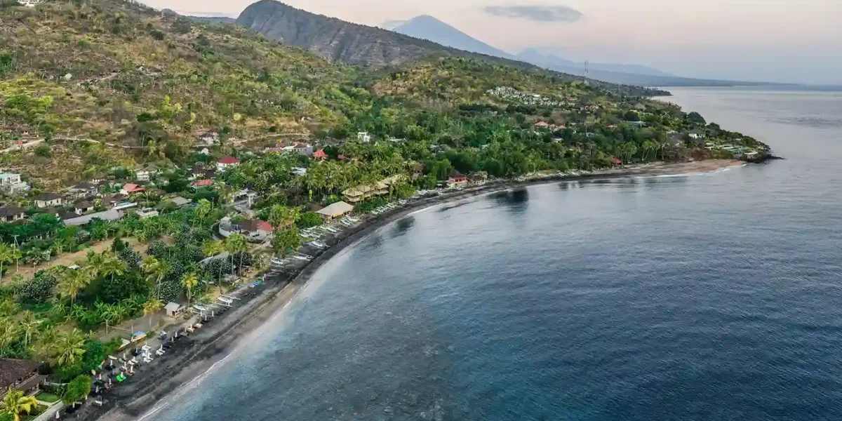 Drohnenaufnahme vom Amed Beach, Bali
