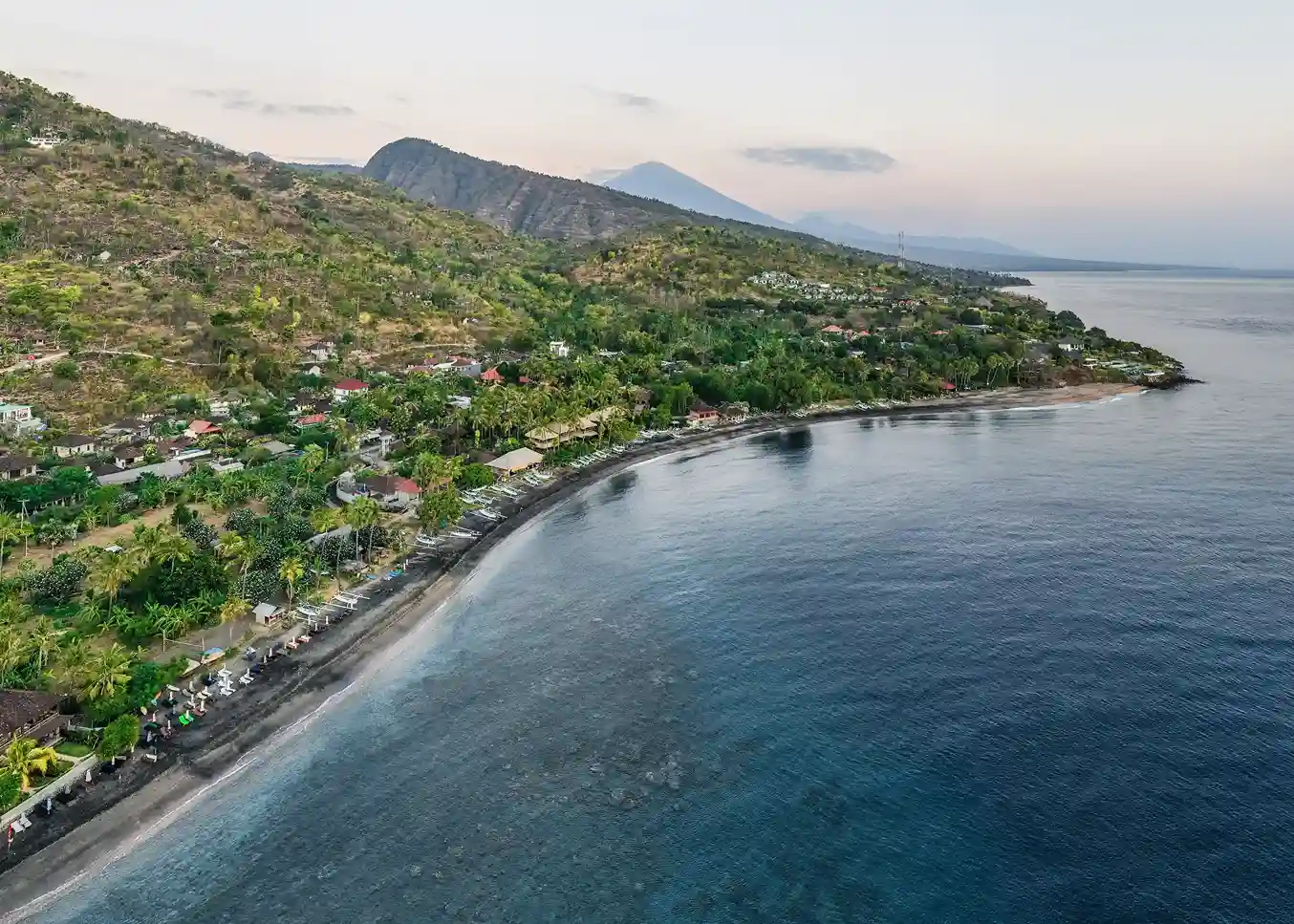 Drohnenaufnahme vom Amed Beach, Bali