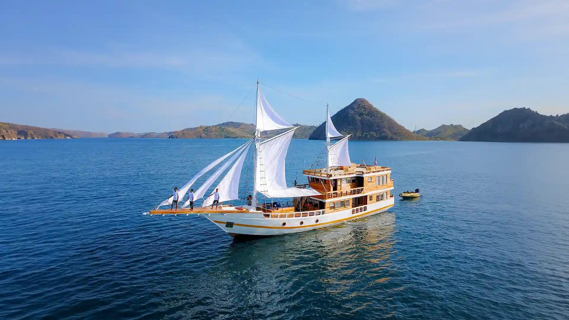 Barakati Yacht Cruise Phinisi Charter av Komodo Luxury