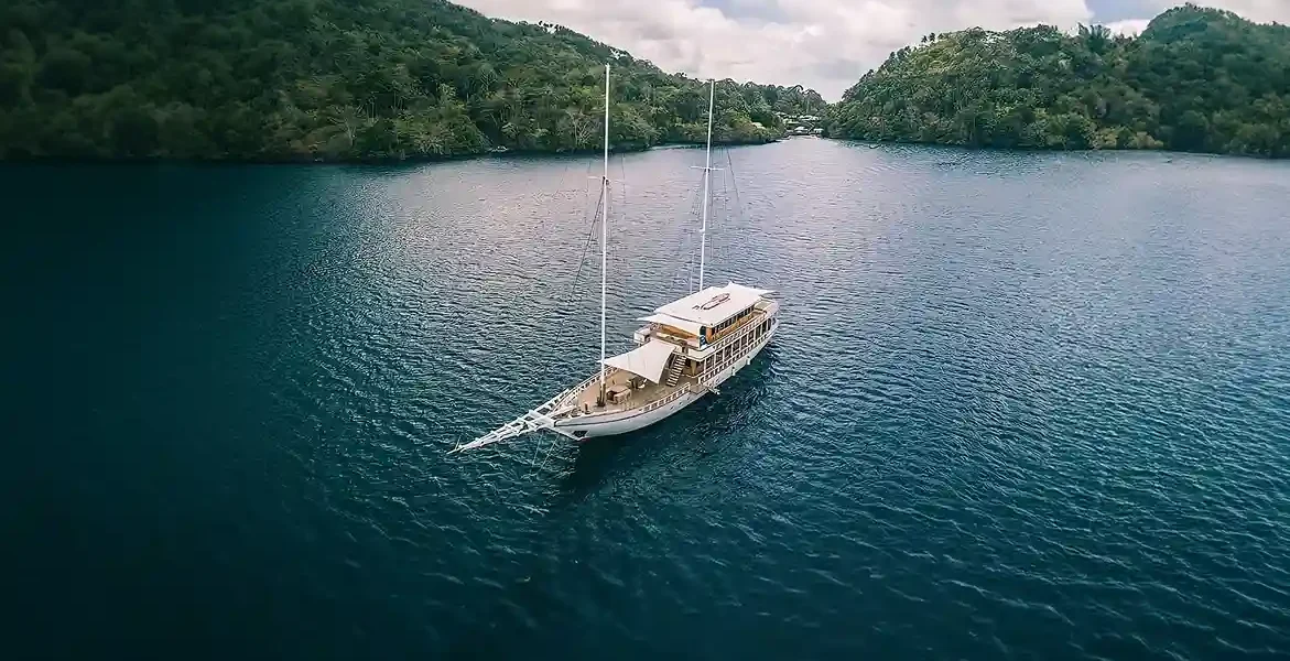 Fenides Kreuzfahrt Phinisi Charter von Komodo Luxury