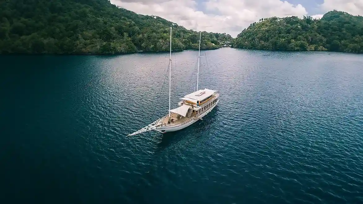 Fenides Kreuzfahrt Phinisi Charter von Komodo Luxury