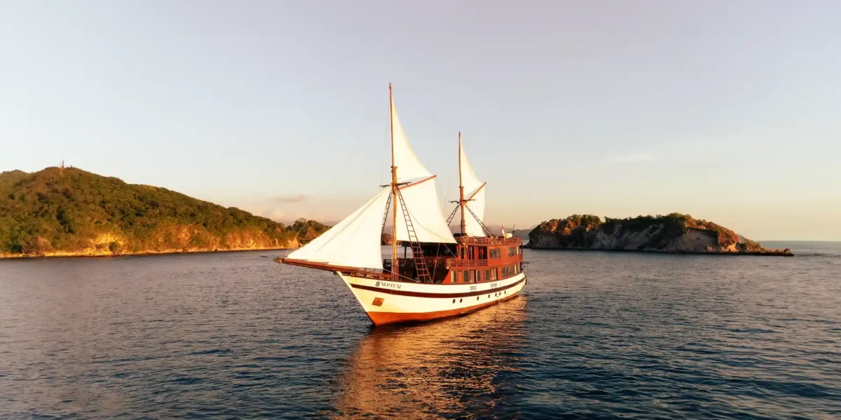 Neptune Yacht Kreuzfahrt Phinisi von Komodo Luxury