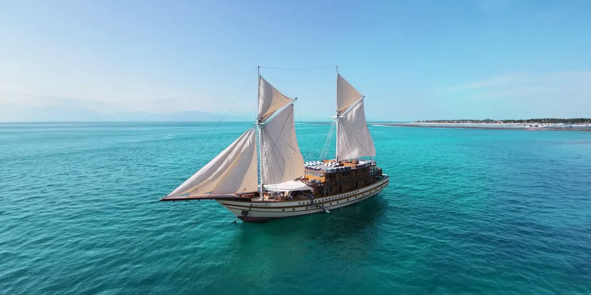 Die Maj Oceanic Yacht Kreuzfahrt Phinisi Charter von Komodo Luxury