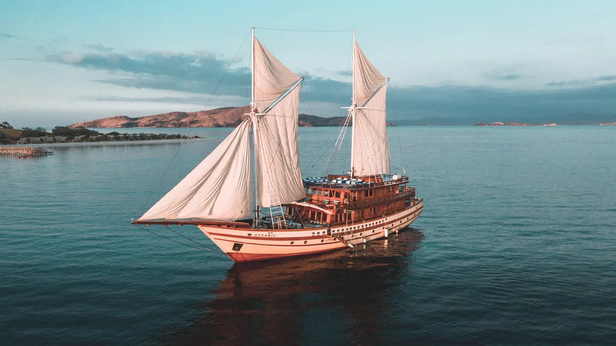 Pilihan Kapal VVIP di Raja Ampat | Komodo Luxury