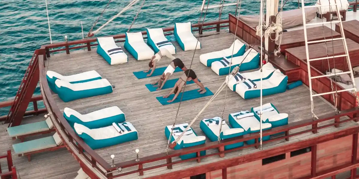 Yoga auf dem Boot mit Komodo Luxury auf der Insel Komodo
