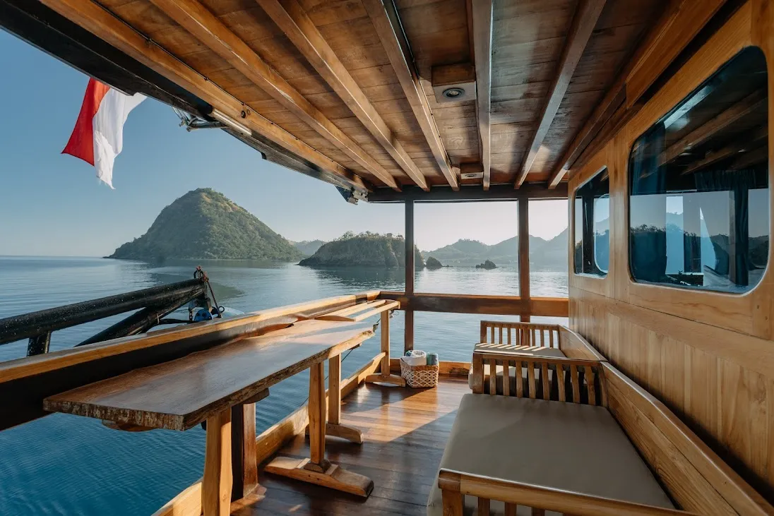 Cabine Master com varanda no Adishree Phinisi fretamento de barco  Komodo Luxury