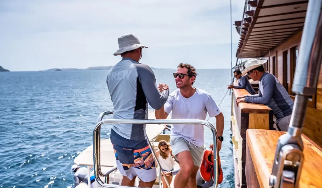 Komodo Luxury Besatzung