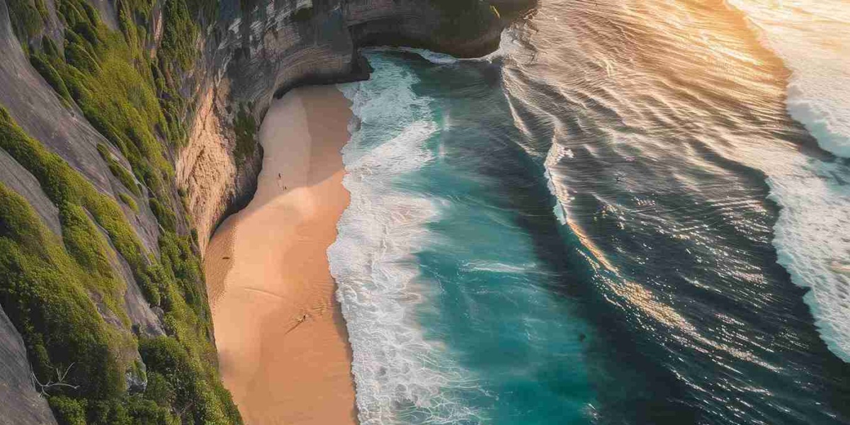 Drohnenaufnahme vom Kelingking Beach, Nusa Penida, Bali