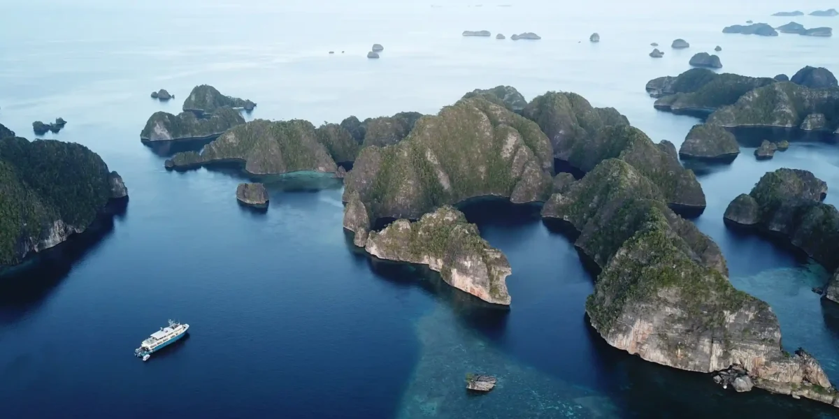 Reisen Sie auf einer Tauchsafari  nach Raja Ampat Tauchsafari  KomodoLuxury