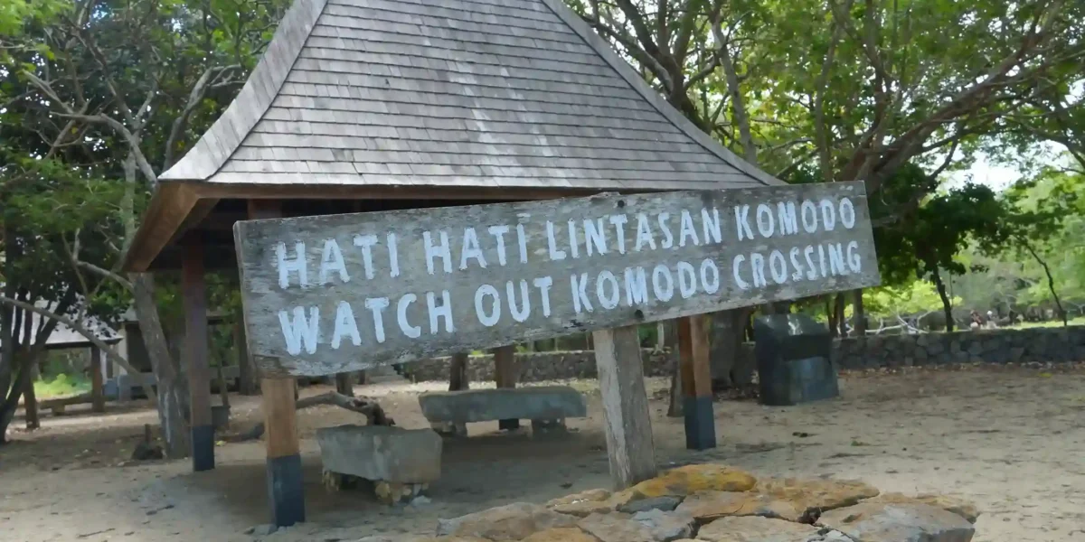 Komodo-Schild | Insel Komodo | Komodo Nationalpark Komodo Luxury