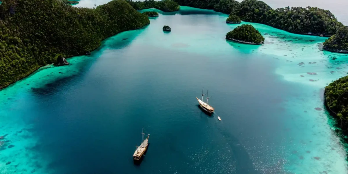 Raja Ampat Tauchsafari  Tauchen  Schnorcheln  bootscharter Komodo Luxury