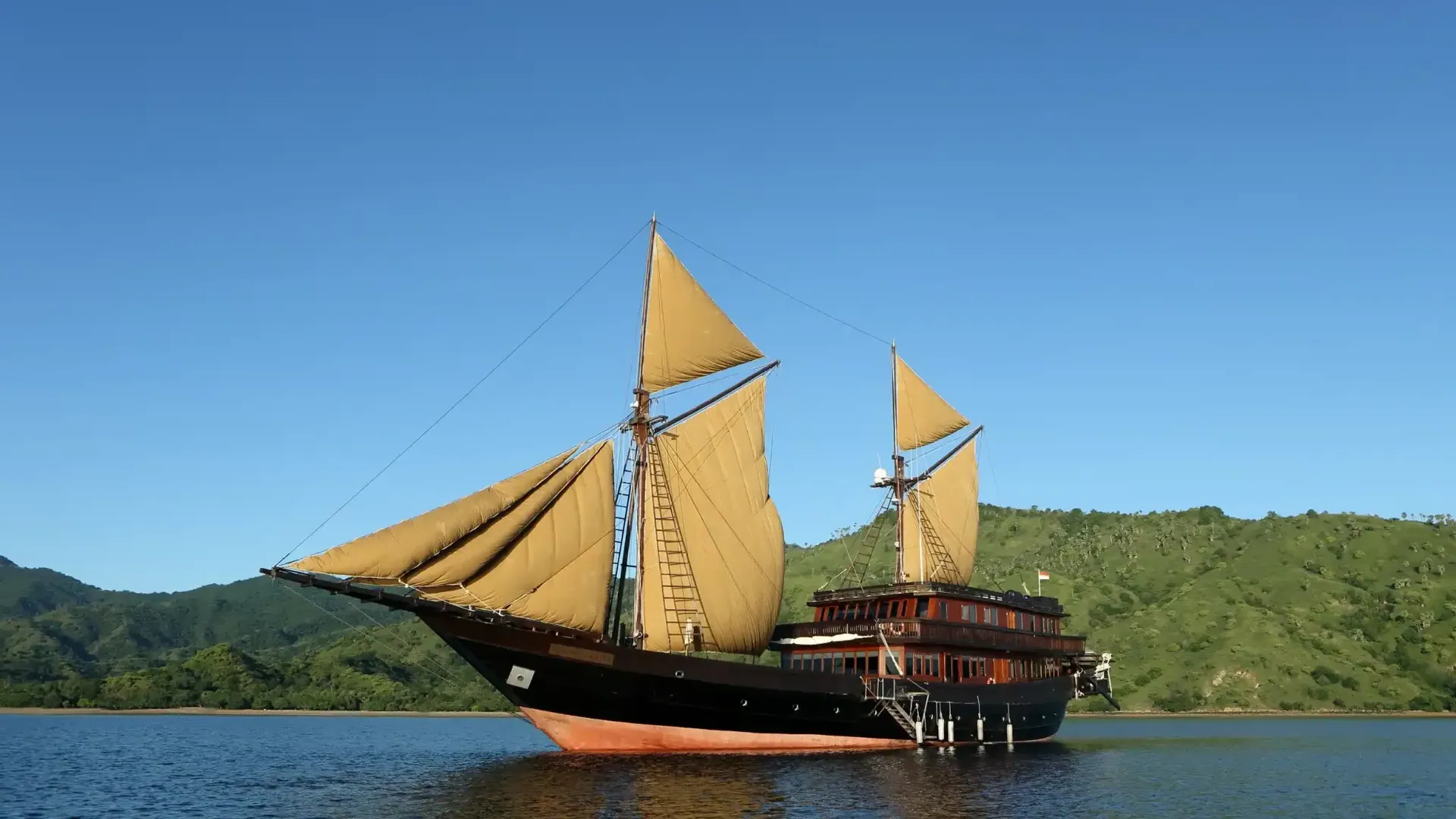 अलीला पुरनामा क्रूज़ फ़िनिसी लिवबोर्ड | Komodo Luxury