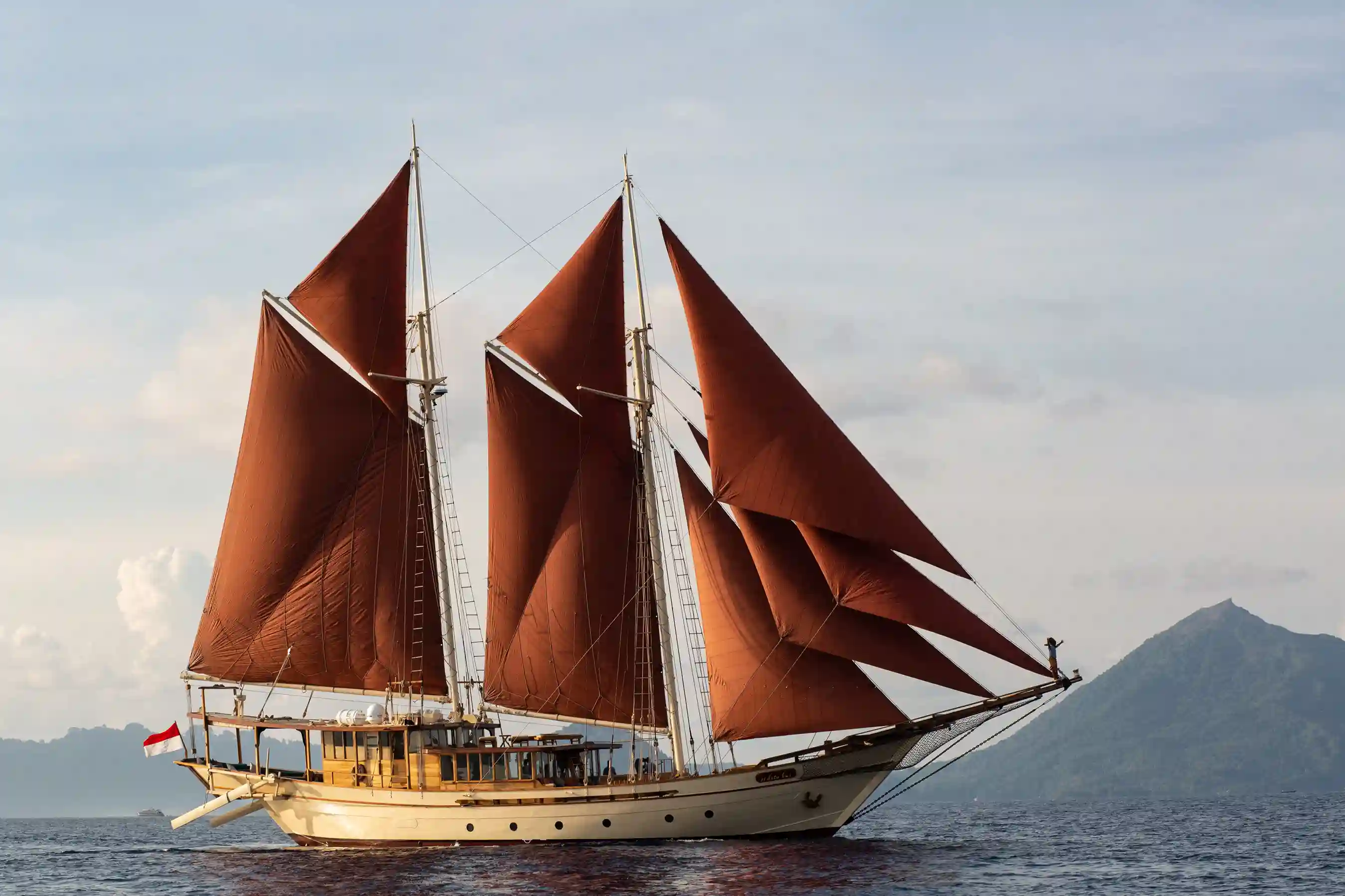 Si Datu Bua Phinisi Boat Charter | Komodo &amp; Raja Ampat | Komodo Luxury