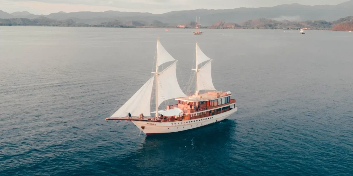 Elbark Yacht Kreuzfahrt Phinisi Charter von Komodo Luxury