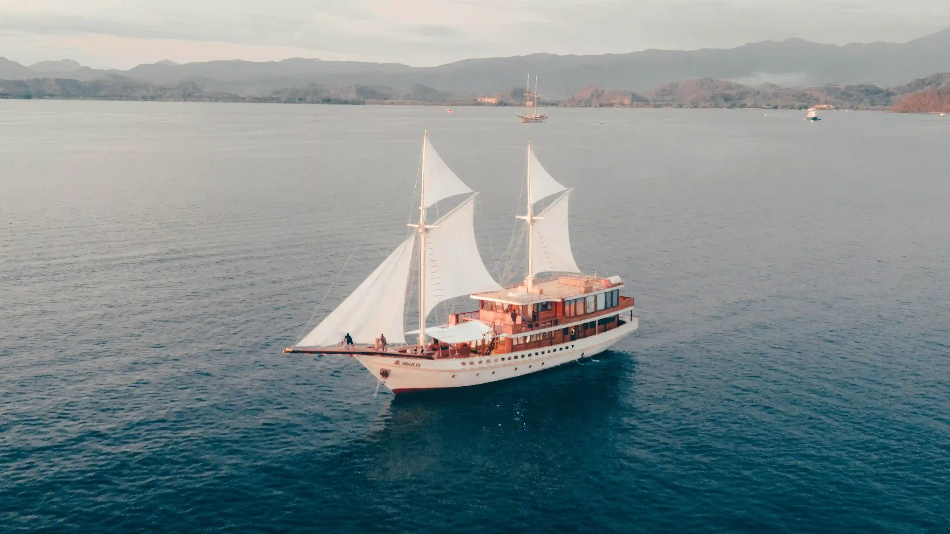एल्बार्क यॉट क्रूज़ फ़िनिसी चार्टर द्वारा Komodo Luxury