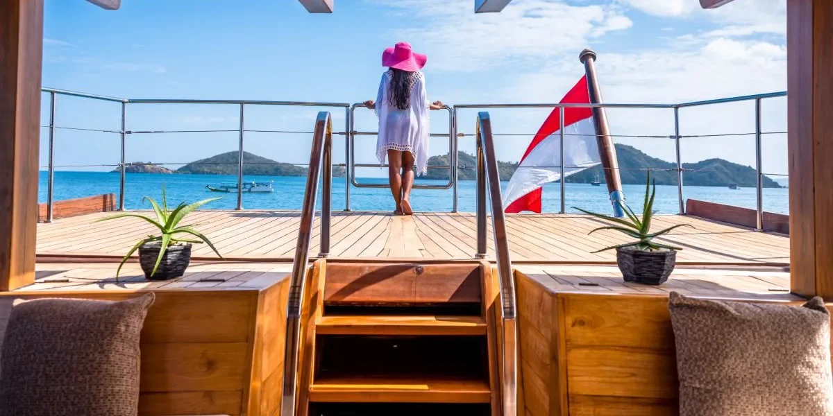 Blick während der Fahrt mit der Lamima Phinisi | Komodo Tour  Raja Ampat | Komodo Luxury