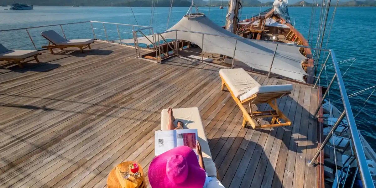 Oberdeck auf der Lamima Phinisi | Komodo Tour  Raja Ampat | Komodo Luxury