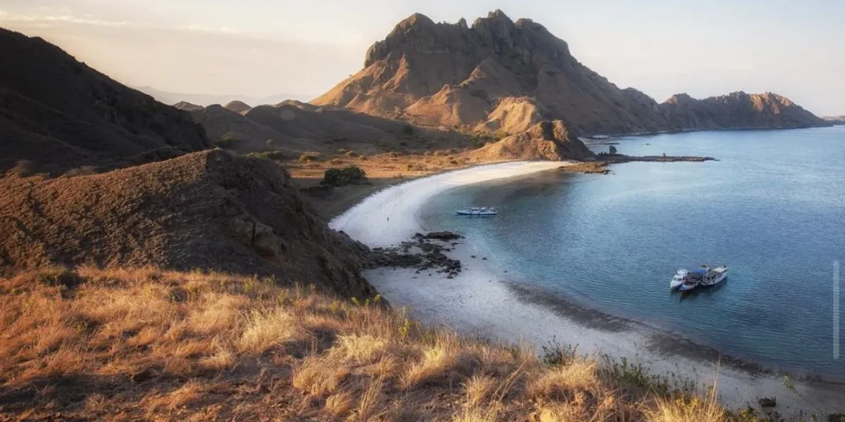 पादर द्वीप | Komodo Luxury
