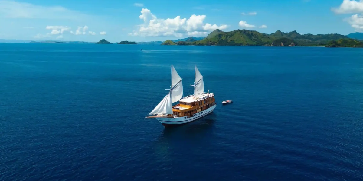 رحلة رافلز على متن سفينة Phinisi  جولة كومودو Komodo Luxury