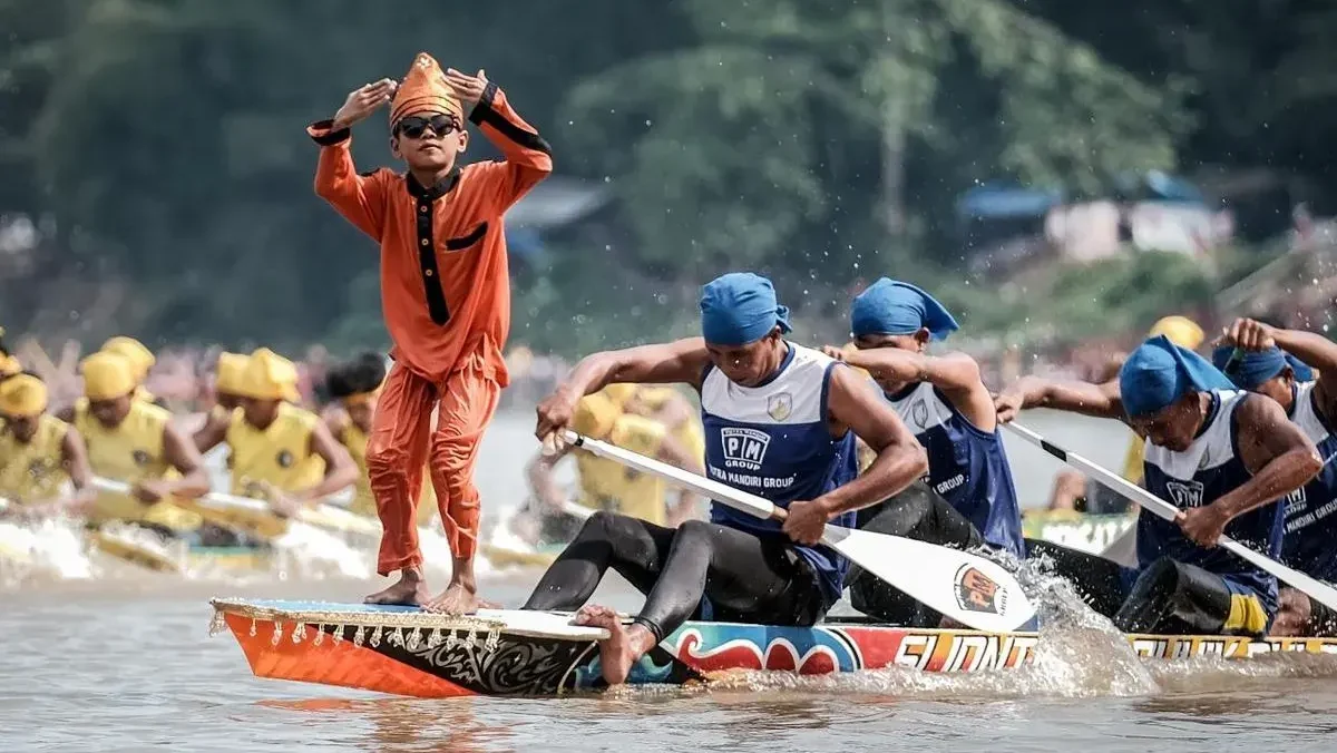 Aura Pertanian Indonesia Balap Perahu dan Tarian | Pacu Jalur Indonesia (sumber: id.alongwalker.co)