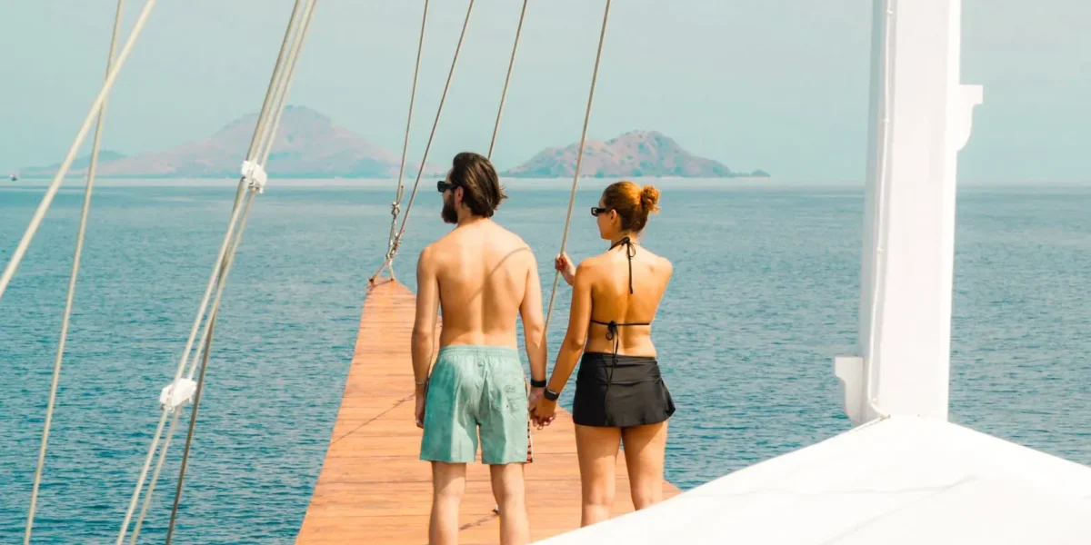 استمتع بلحظات الإبحار | جزيرة كومودو | ليفأبورد راجا أمبات Komodo Luxury