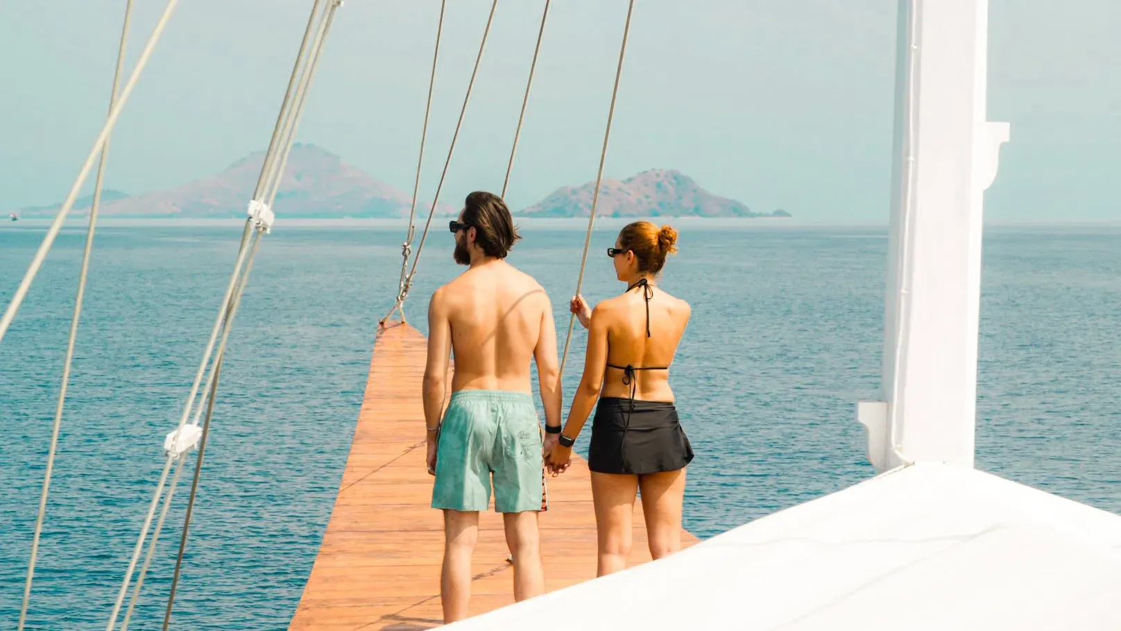 استمتع بلحظات الإبحار | جزيرة كومودو | ليفأبورد راجا أمبات Komodo Luxury