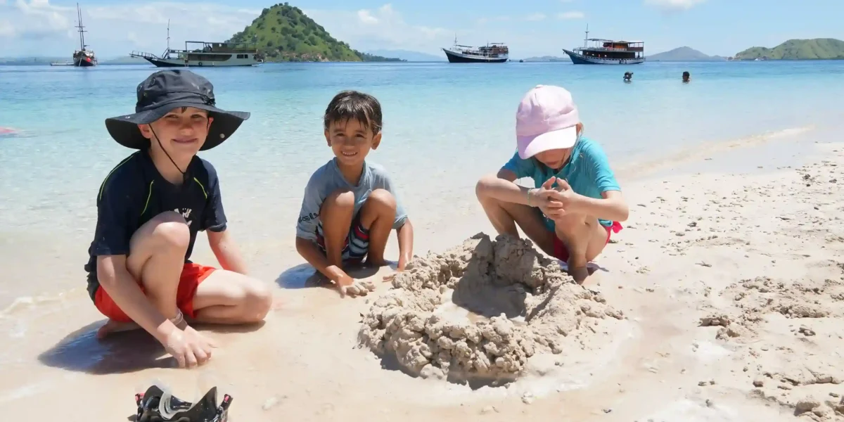 Kinder genießen den Moment am Strand von Kelor Island | Komodo-Insel-Tour | Komodo Luxury
