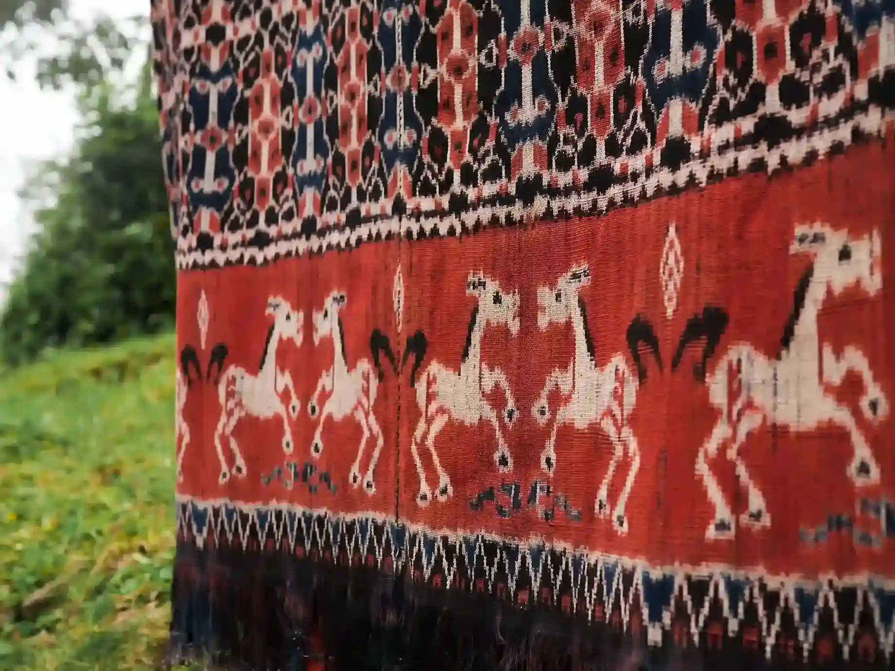 Kain met groot paardenmotief | Traditionele weefkunst | Komodo Luxury