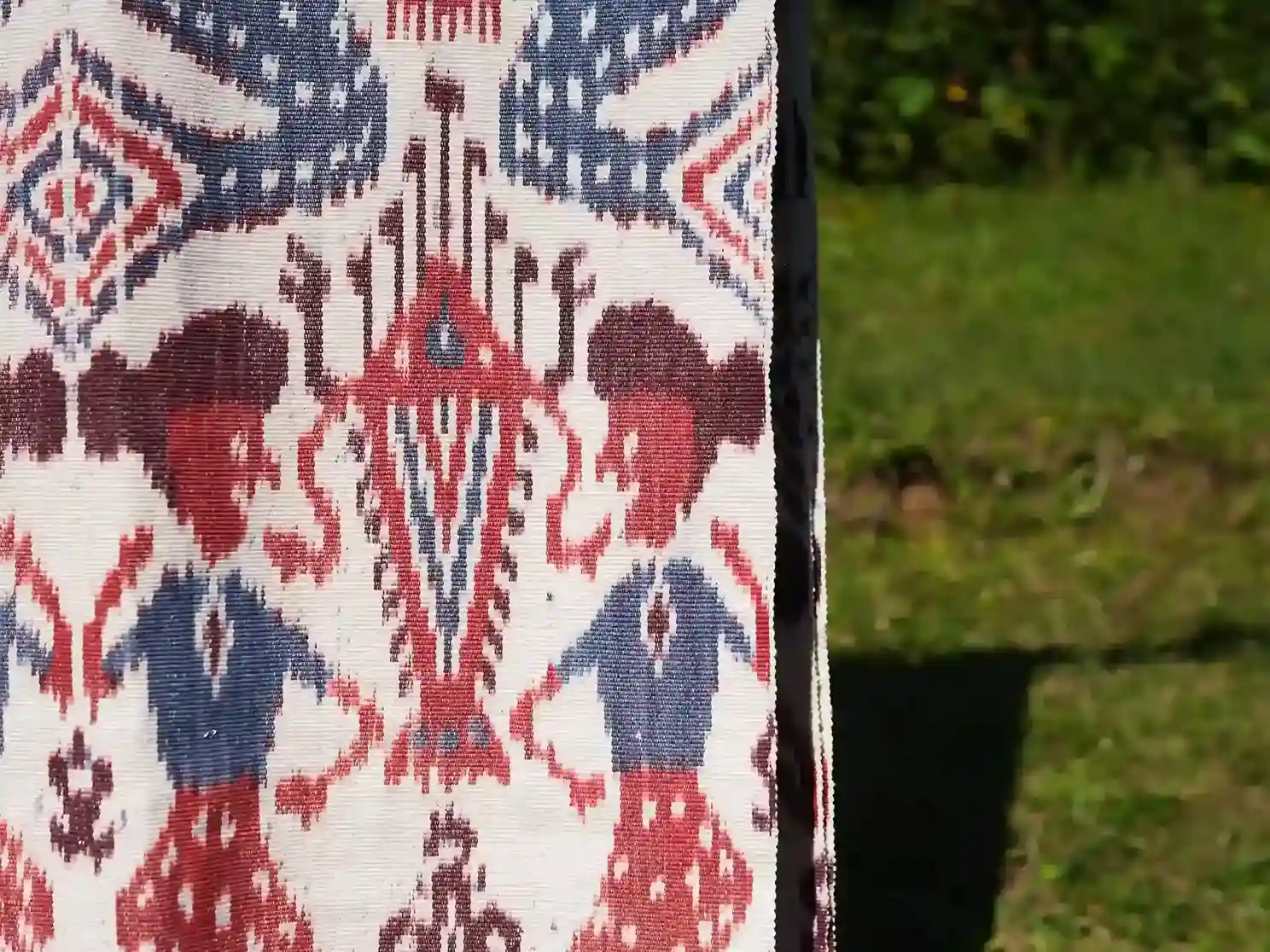 Kain Tenun met zeemeermin- en garnalenmotief | Traditionele geweven stoffen | Komodo Luxury