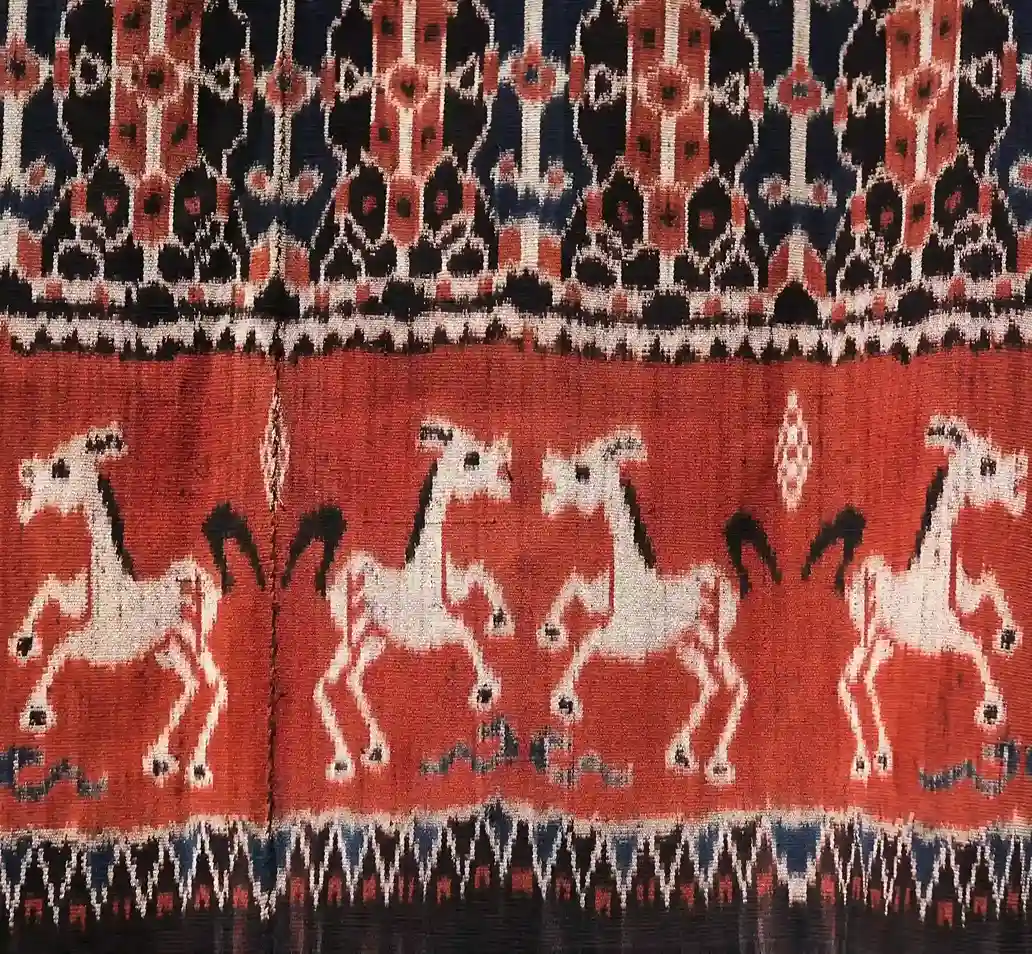 Kain met groot paardenmotief | Traditionele weefkunst | Komodo Luxury