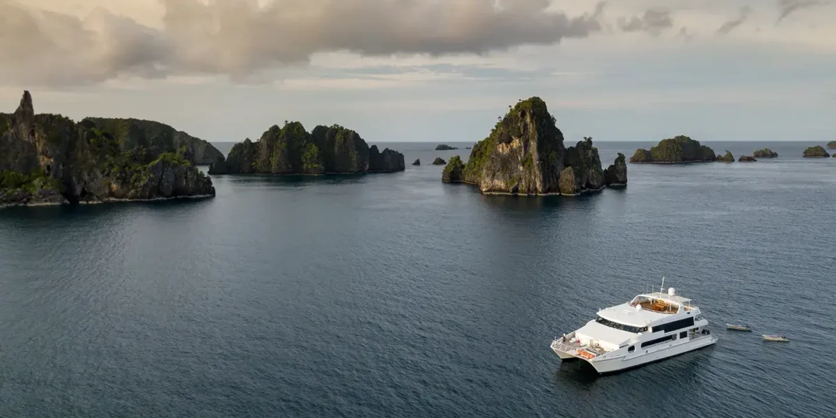 Segeltörn durch Raja Ampat, Indonesien  Solitude Adventurer | Komodo Luxury