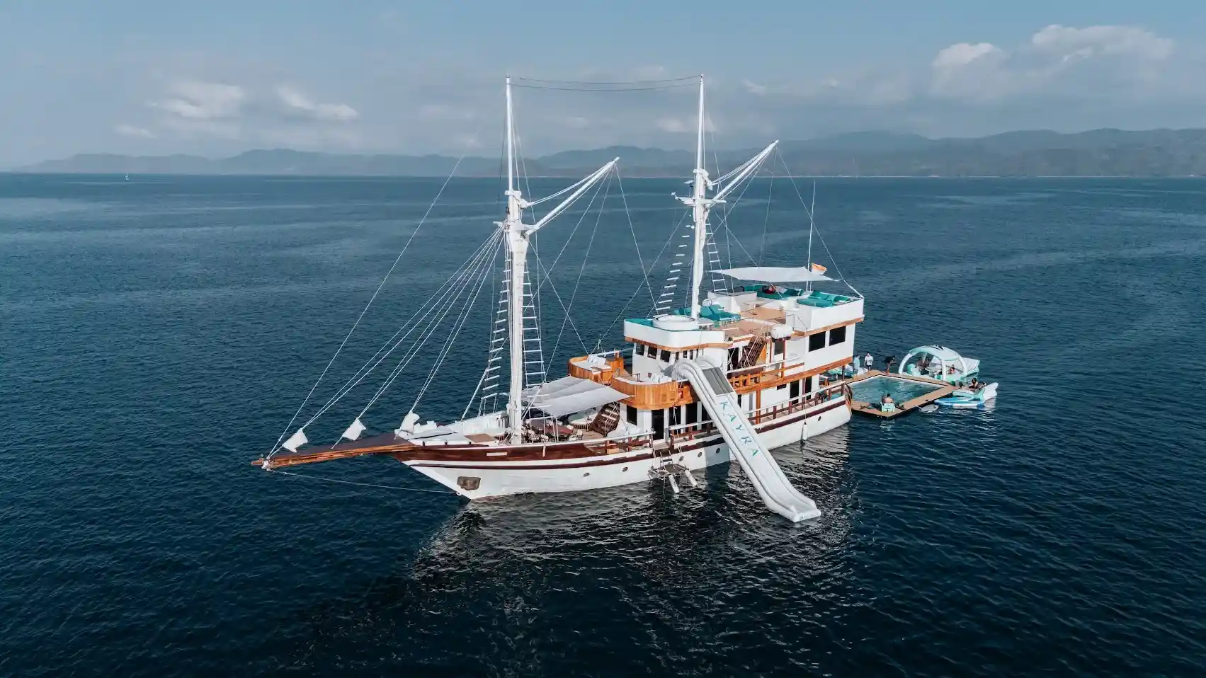Buitenkant van de Kayra Phinisi bootcharter  Kayra Phinisi bootcharter  Komodo Luxury