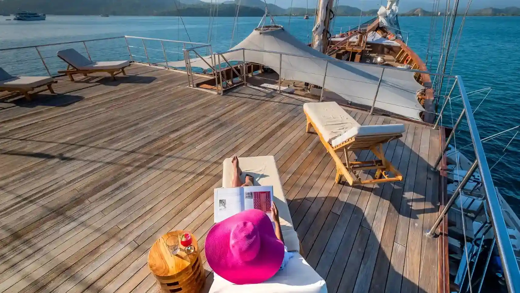 الطابق العلوي على متن يخت «لاميما Phinisi  تأجير يخت خاص | Komodo Luxury