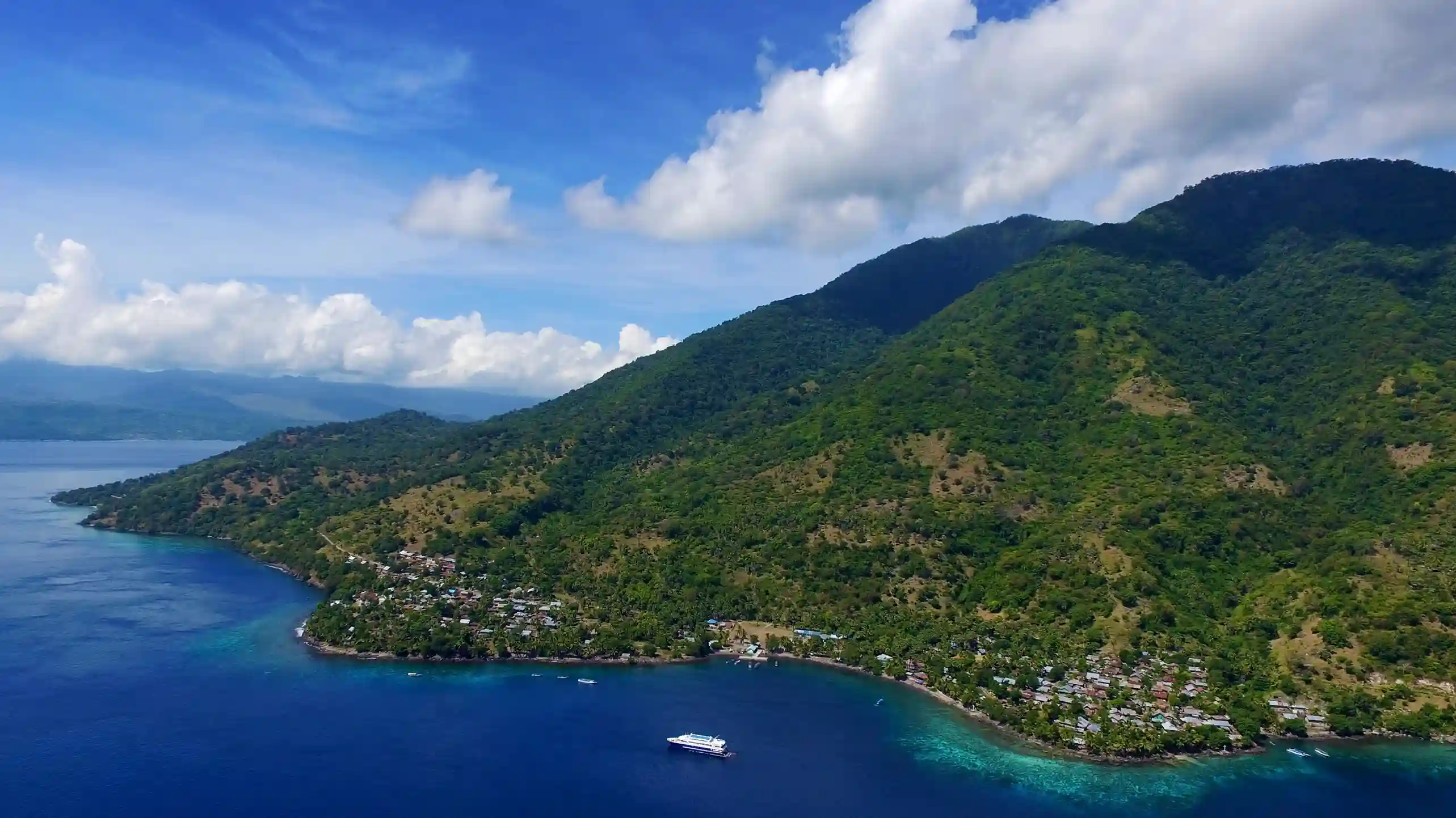 Alor Maumere, Indonésia  Komodo Luxury
