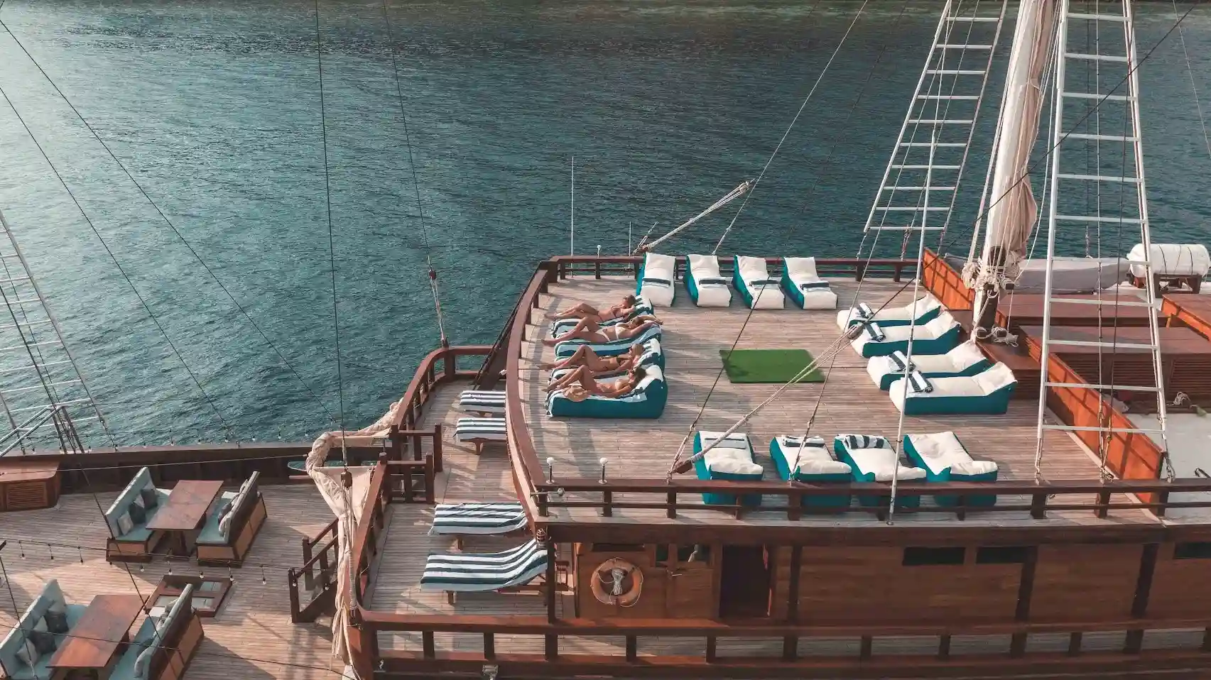 The Maj Oceanic Phinisi Activity | Komodo Luxury