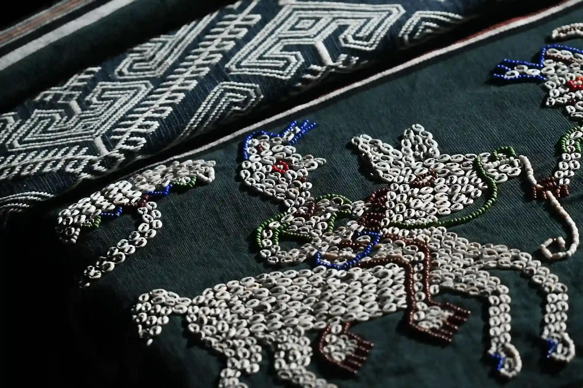 Kain Sarung Pahikung met schelpenmotief | Heritage Tenun | Komodo Luxury