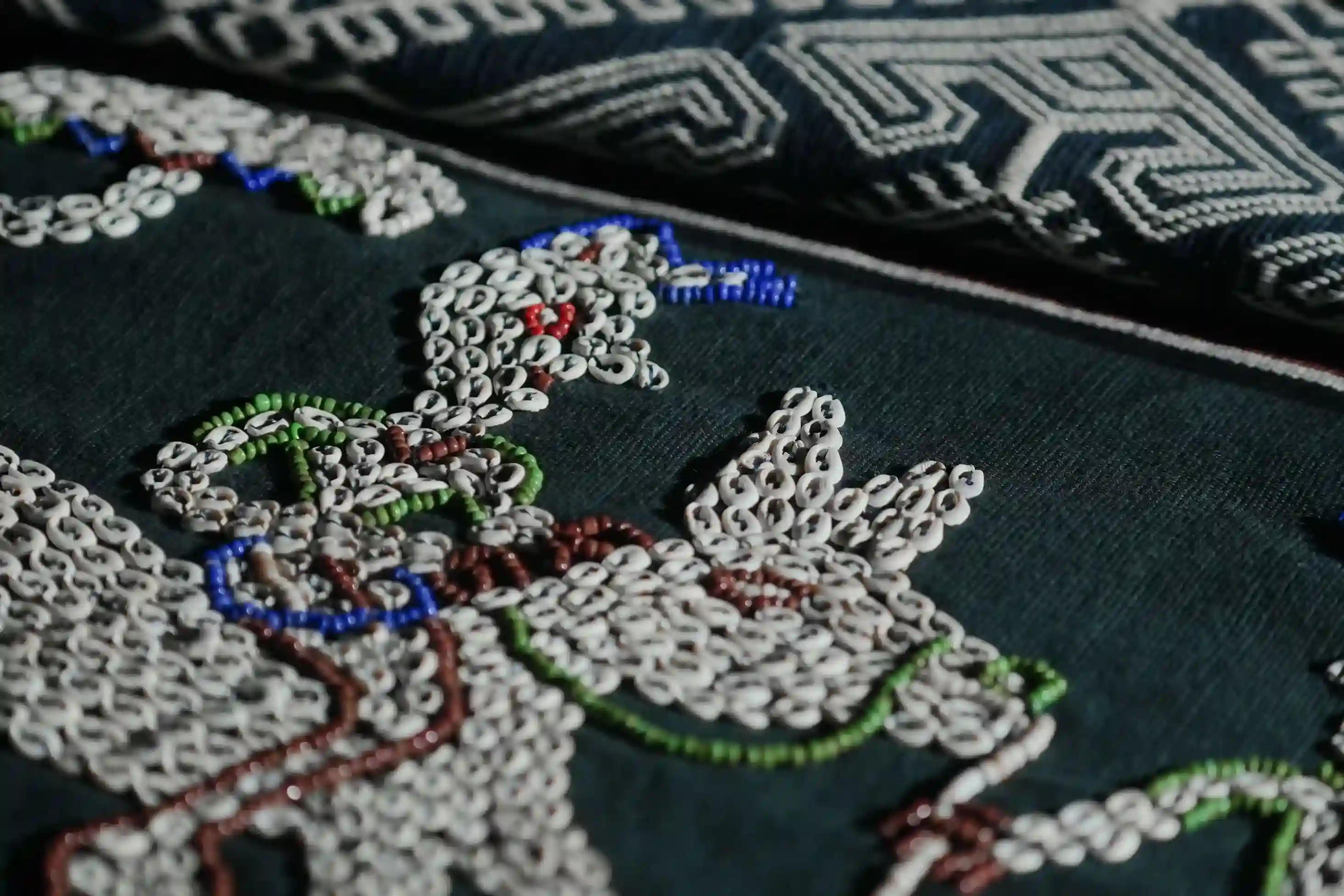 Kain Sarung Pahikung met schelpenmotief | Heritage Tenun | Komodo Luxury