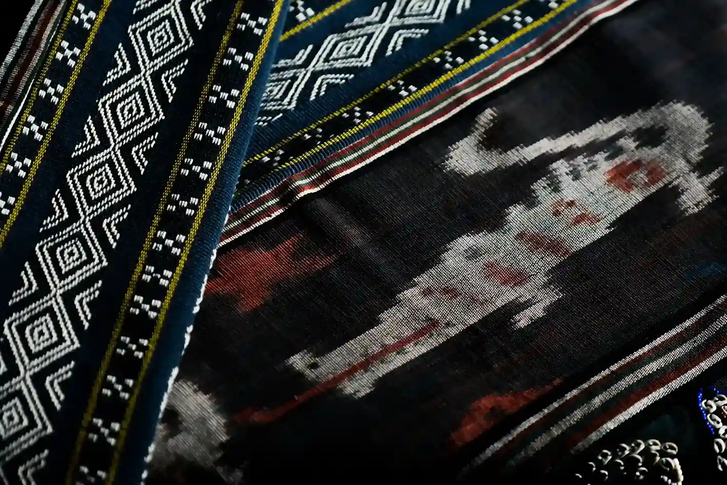 Kain Sarung Pahikung met schelpenmotief | Heritage Tenun | Komodo Luxury