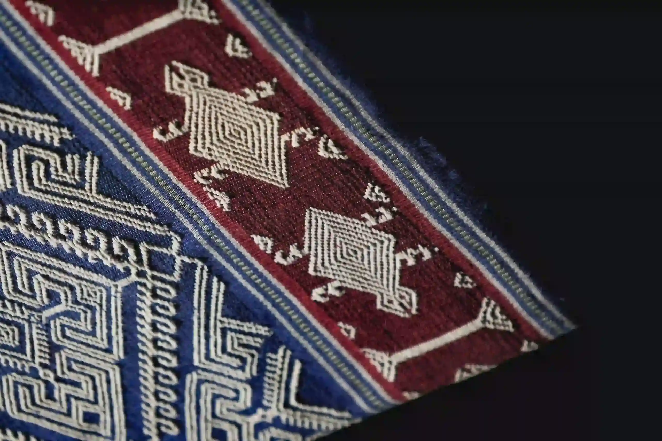Kain Sarung Pahikung met schildpadmotief | Heritage Tenun | Komodo Luxury