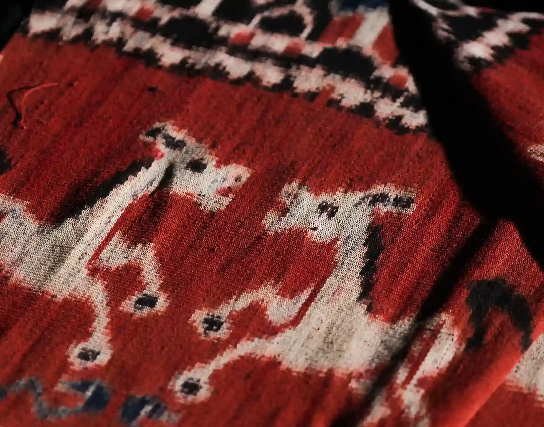 Kain met groot paardenmotief | Traditionele weefkunst | Komodo Luxury