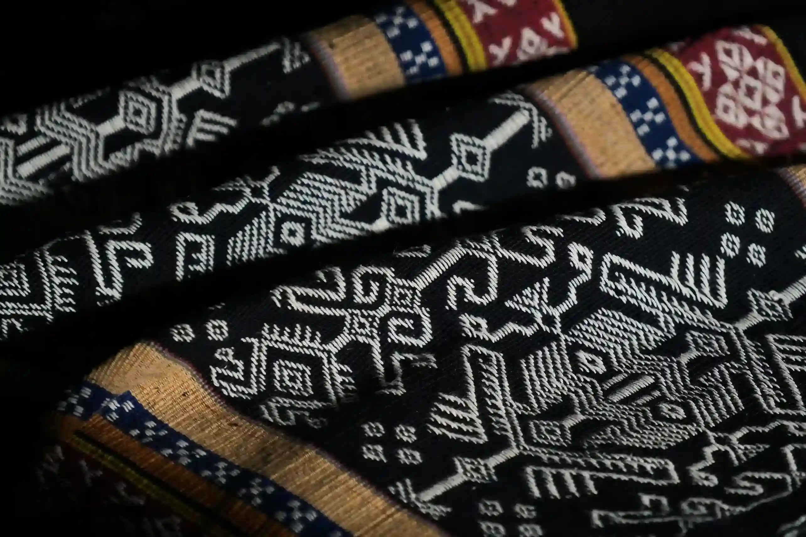 Kain Sarung Pahikung met kippenmotief | Heritage Tenun | Komodo Luxury