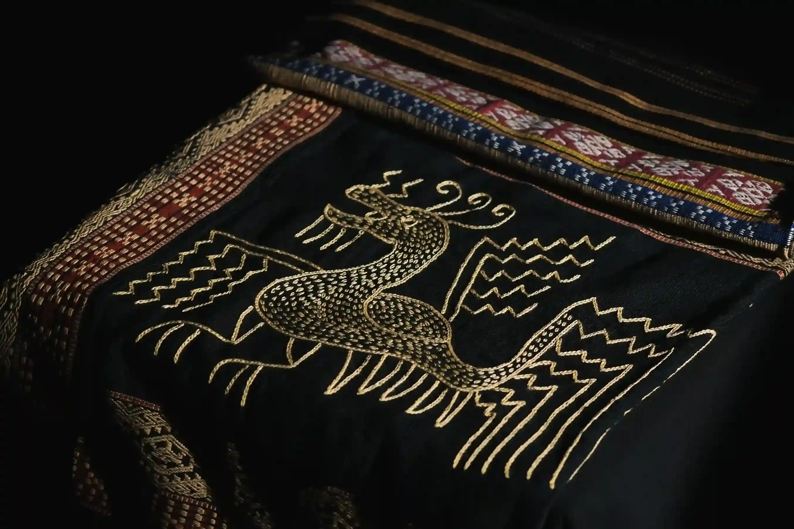 Kain Sarung Pahikung met kippenmotief | Heritage Tenun | Komodo Luxury