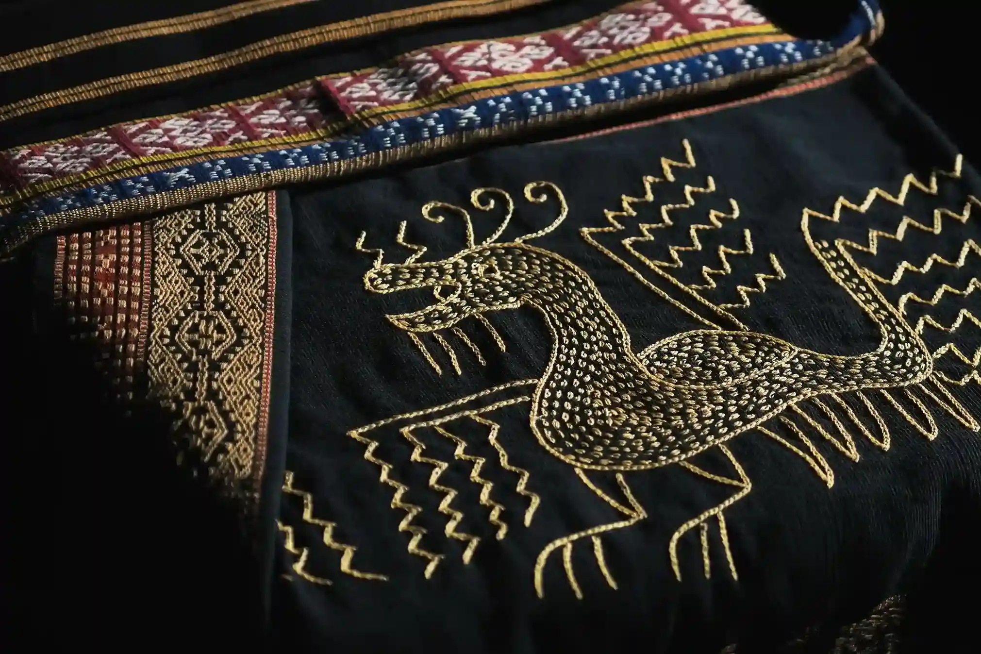 Kain Sarung Pahikung met kippenmotief | Heritage Tenun | Komodo Luxury